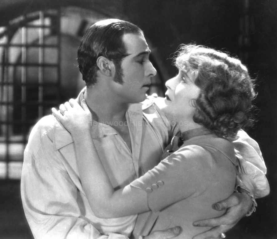 Vilma Banky 1925 With Rudolph Valentino WM.jpg